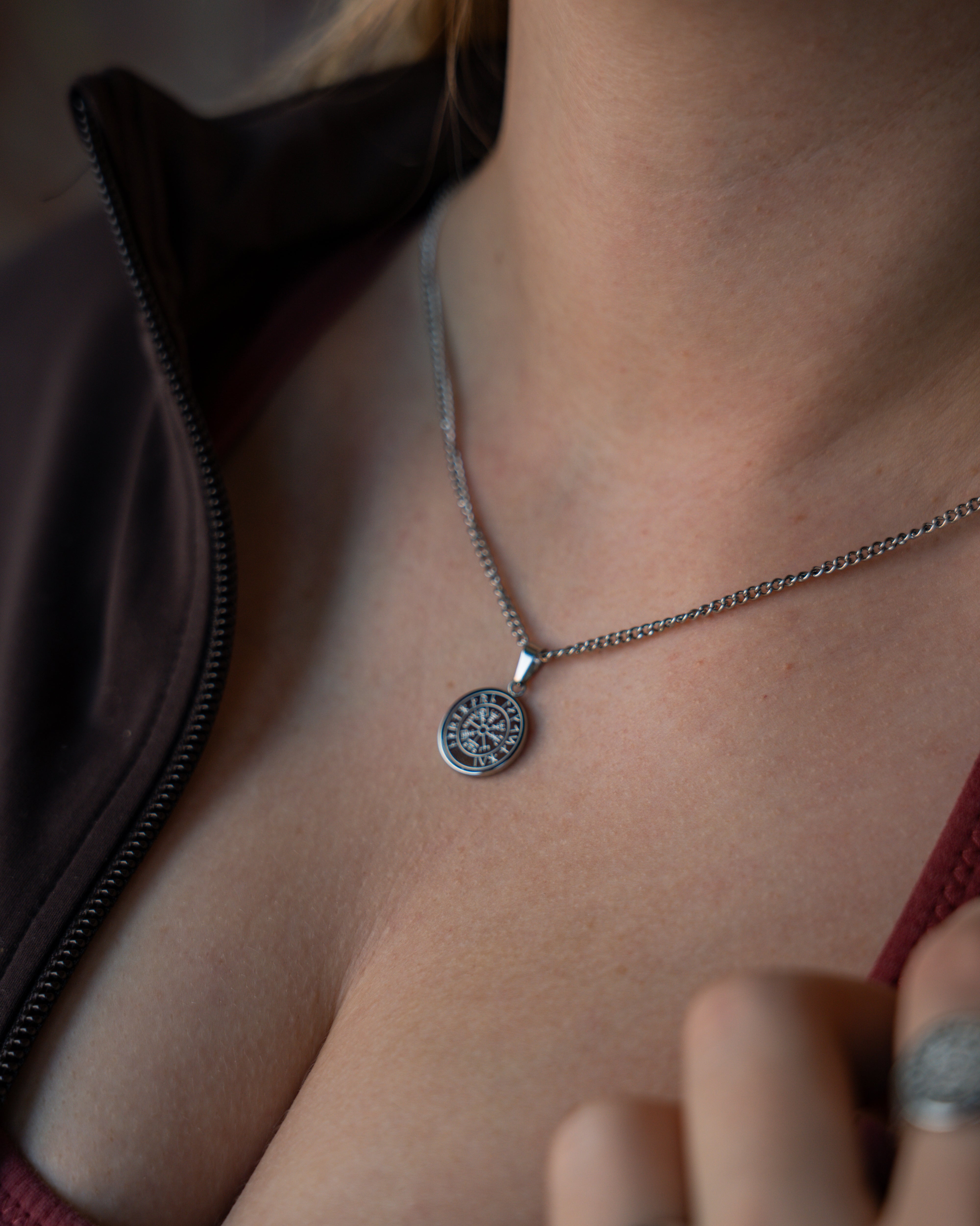 Minimal Vegvisir halskæde, Sølvtonet