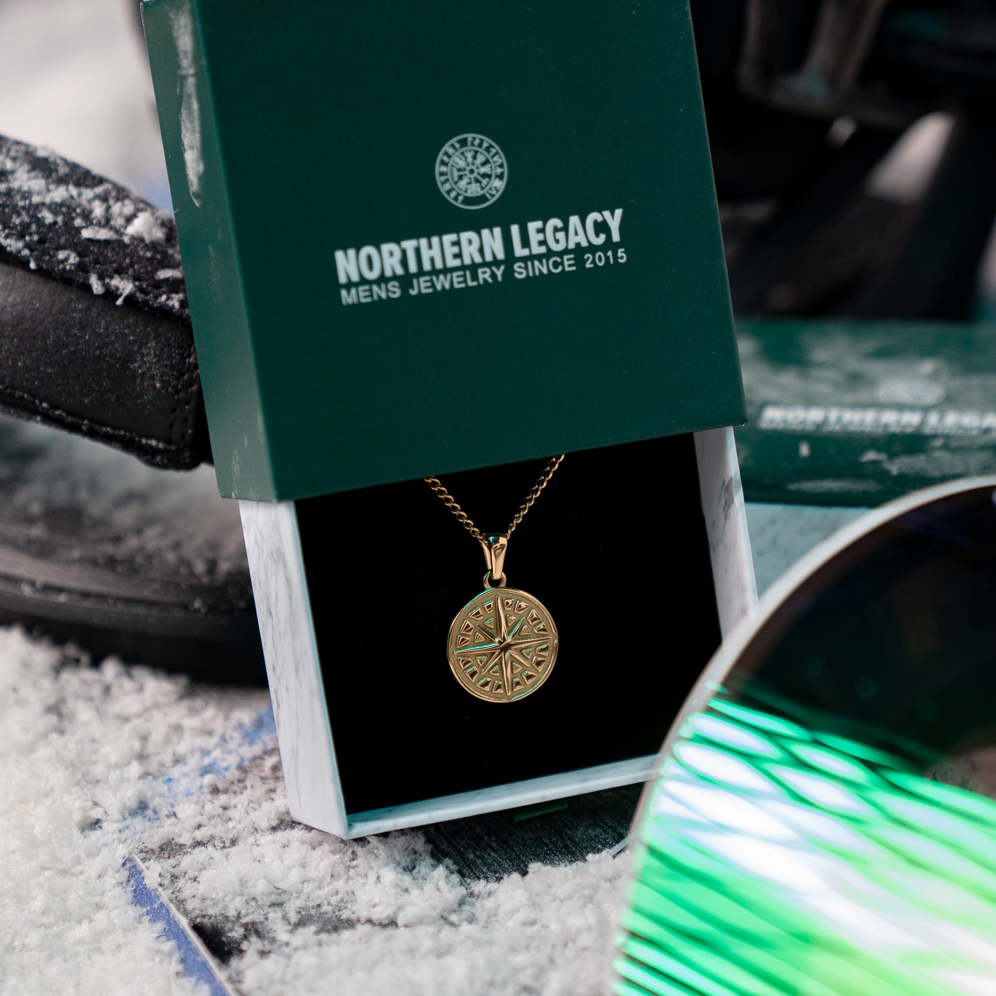 NL Compass pendant 2.0 - Gold-toned