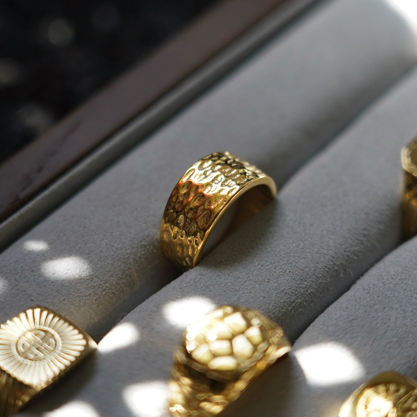 Hammered Signature - Guldtonet ring