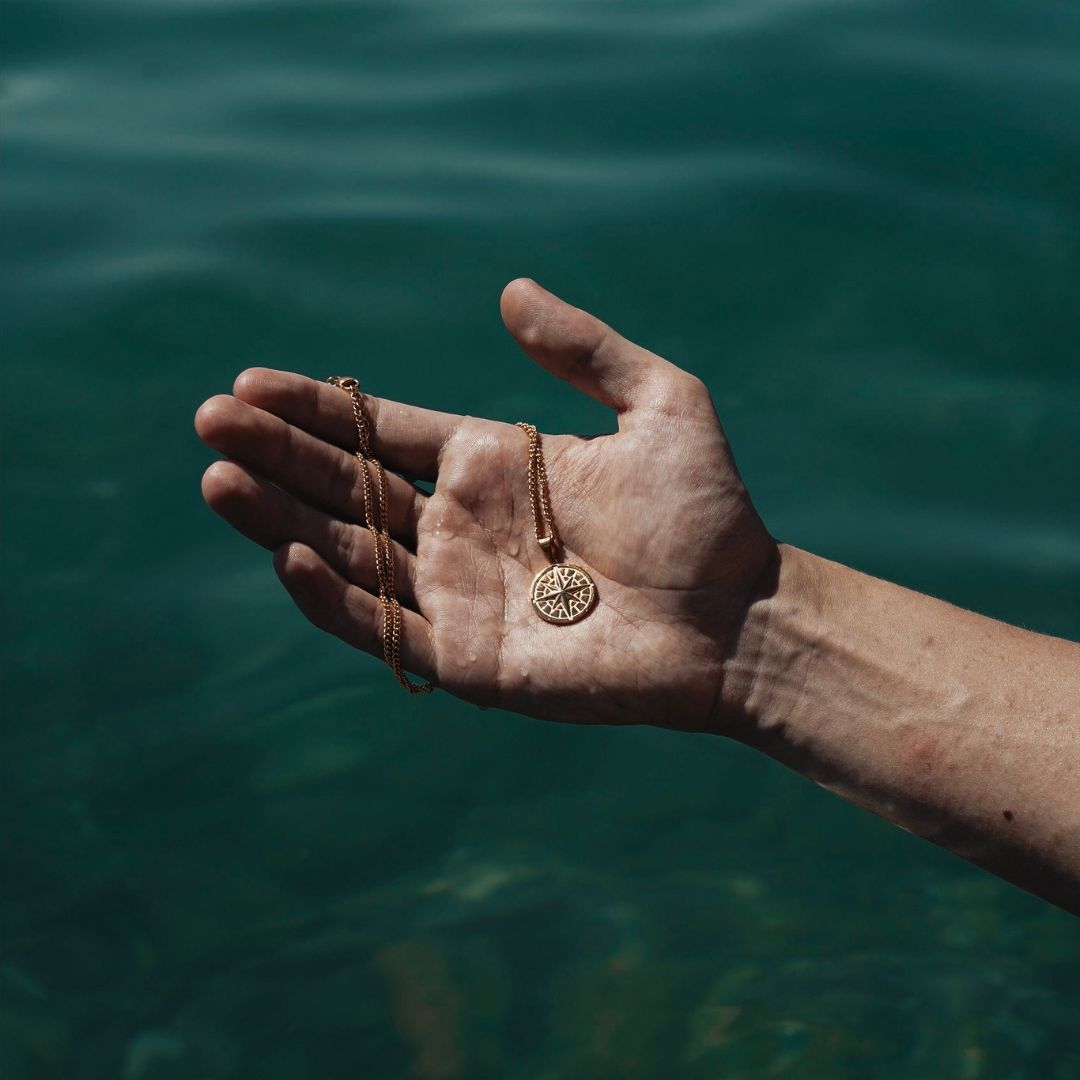 NL Compass pendant 2.0 - Gold-toned