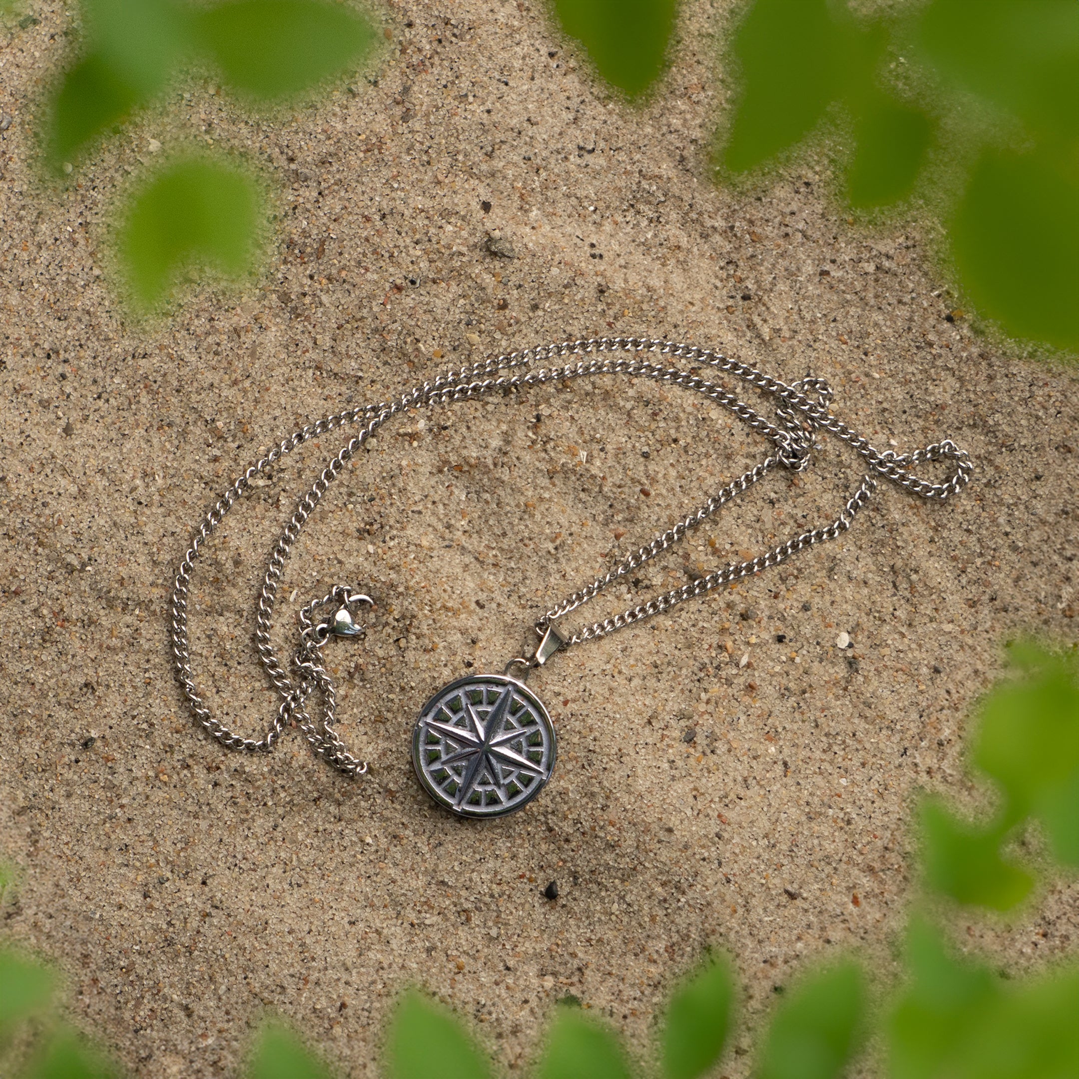 Compass pendant 2.0 - Silver-toned