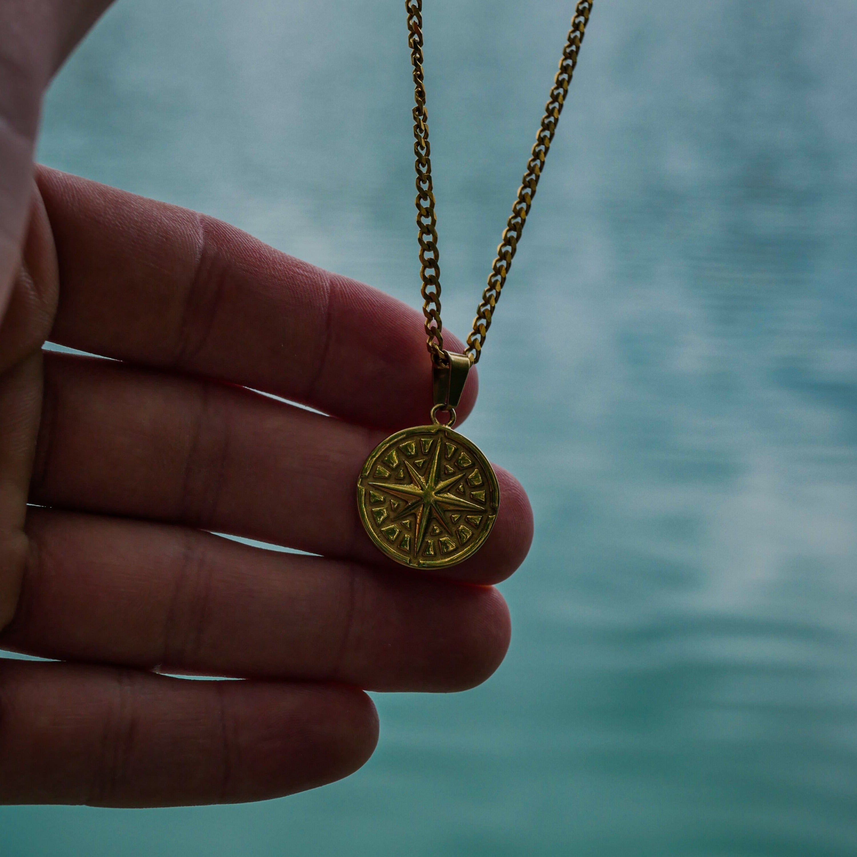 NL Compass pendant 2.0 - Gold-toned