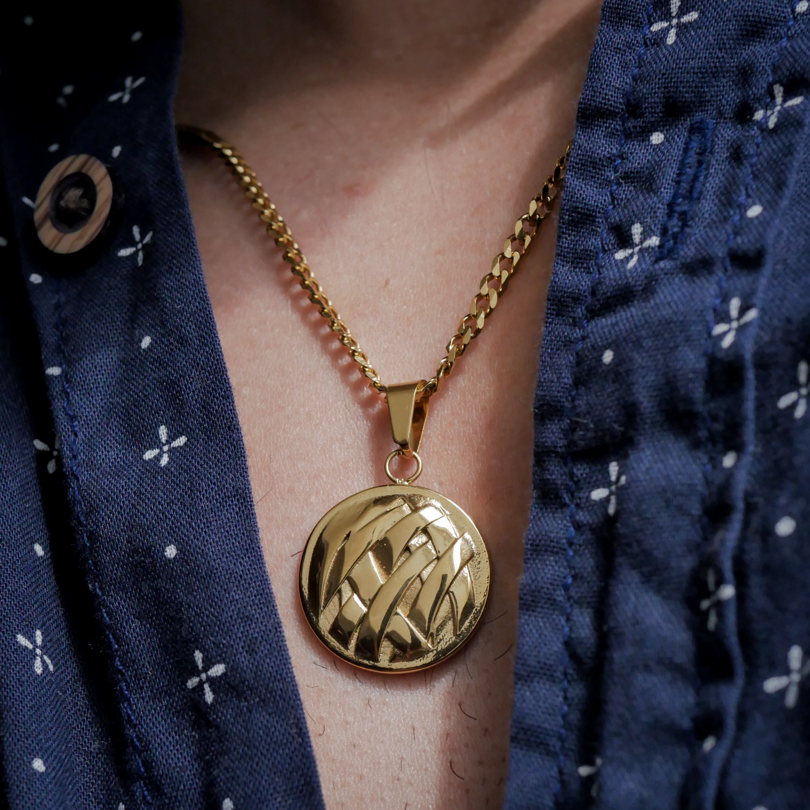 NL Armor pendant - Gold-toned