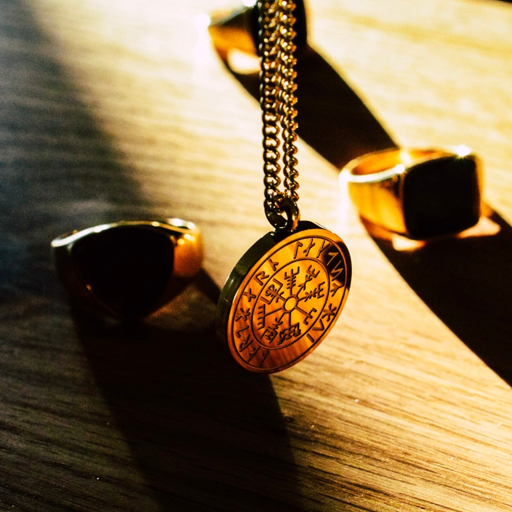 NL Vegvisir pendant - Gold-toned